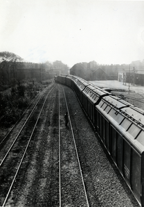 171232 Afbeelding van een trein met huisvuil van de VAM (Vuil Afvoer Maatschappij) te Den Haag.